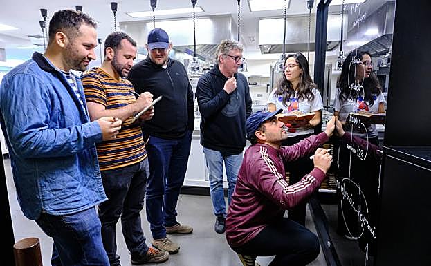 Jordi Bross (astrofísico mexicano), Julián Otero (documentalista y jefe de cocina), Ramón Perisé (estudió para ingeniero agrónomo), Aduriz, la periodista venezolana Sasha Correa y Javier Vergara, cocinero, DJ y uno de los cerebros de Mugaritz, junto al panel con los pasos del proceso creativo. 
