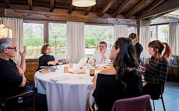 Aduriz y Sasha Correa prueban el menú 2022 con Asier Altuna, Marian Fernández y la ilustradora Cristina Daura. 