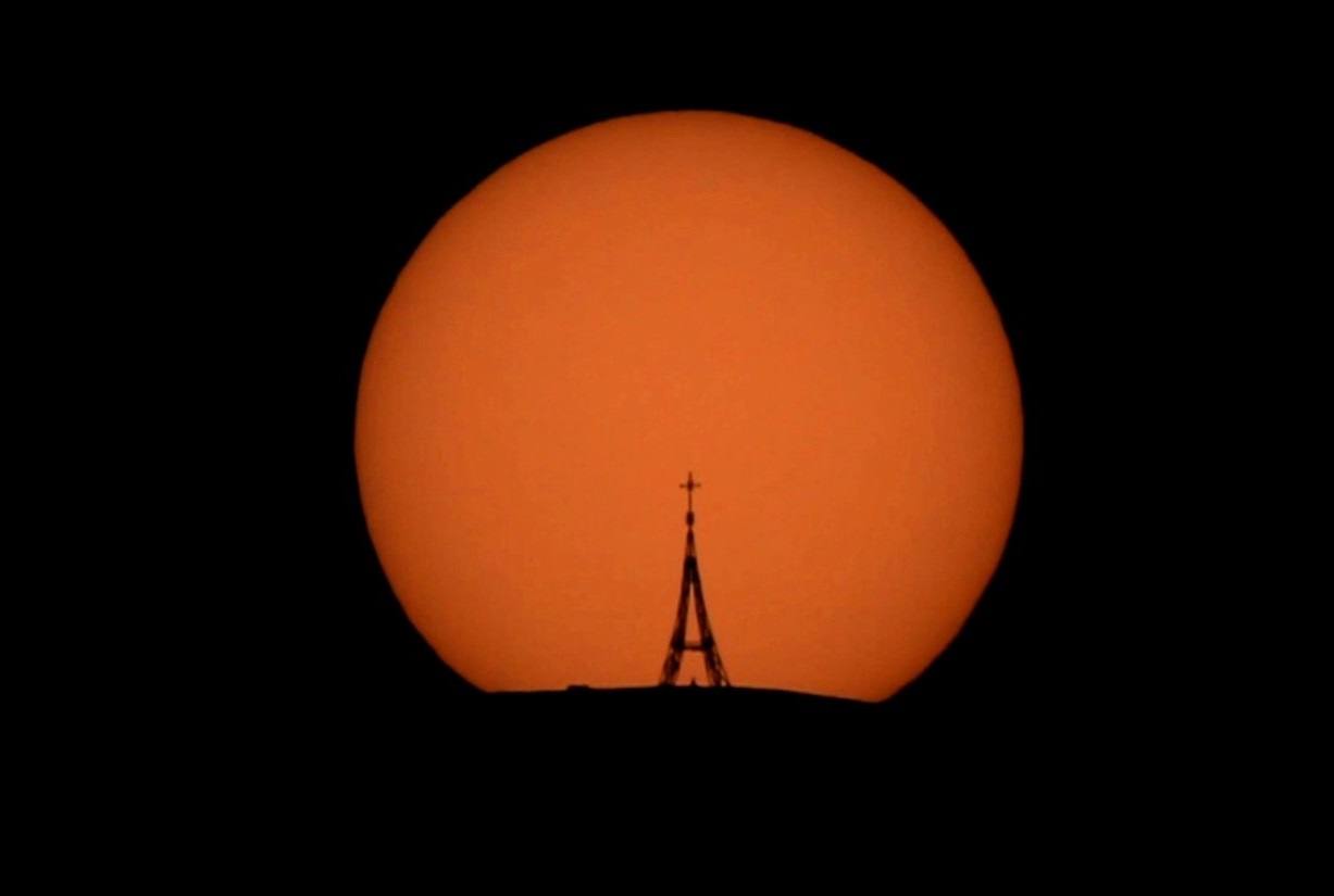 Puesta de sol en el Gorbea durante el solsticio de verano.