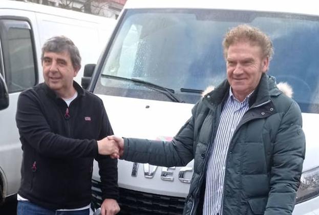 Alberto Etxebarri y Javier Bárbara van a llevar la furgoneta con la ayuda hasta Polonia. 