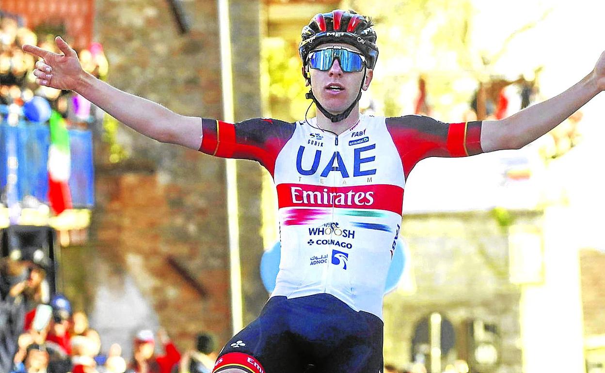 Tadej Pogacar entra vencedor en la meta de Bellante, final de la cuarta etapa de la Tirreno-Adriático. 