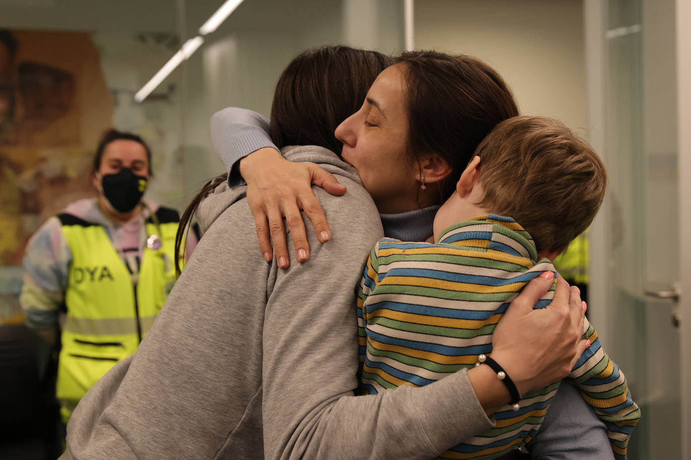Fotos: Varias familias de ucranianos llegaron ayer a Bilbao