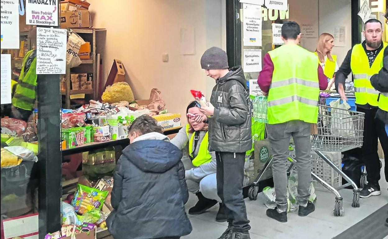 Voluntarios atienden un Punto solidario habilitado en la estación central de tren de Katowice. 