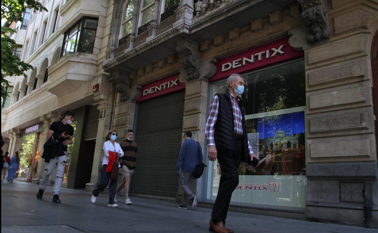 Imagen del establecimiento Dentix, ya desaparecido de la Gran Vía, que acaparó en 2020 y 2021 numerosas quejas tras cerrar de forma repentina.