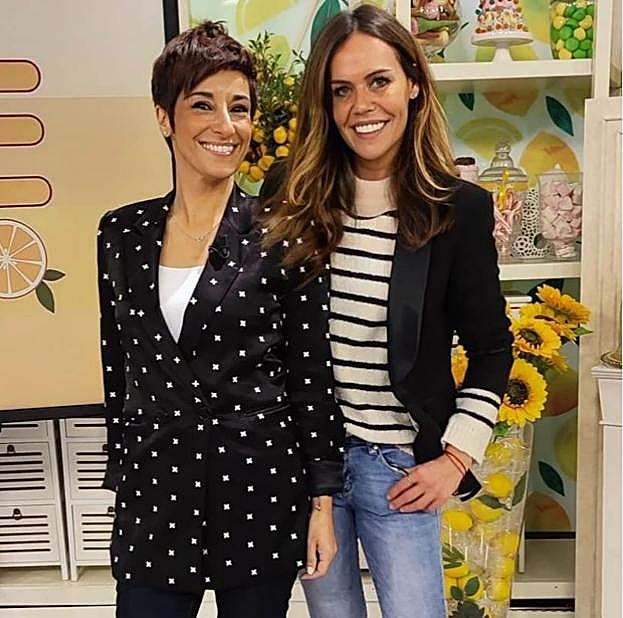 Adela González posa con su estilista, Eva Campillo.