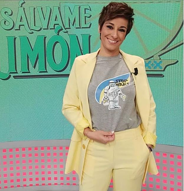 Adela González posa con una camiseta solidaria de la tienda Txikito de Bilbao.