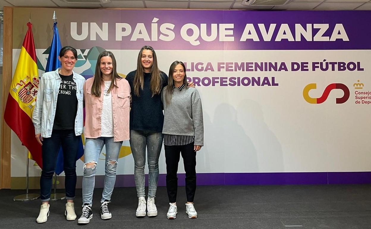 Miriam, Mery, Ane Miren y Alba, en la firma del acuerdo. 