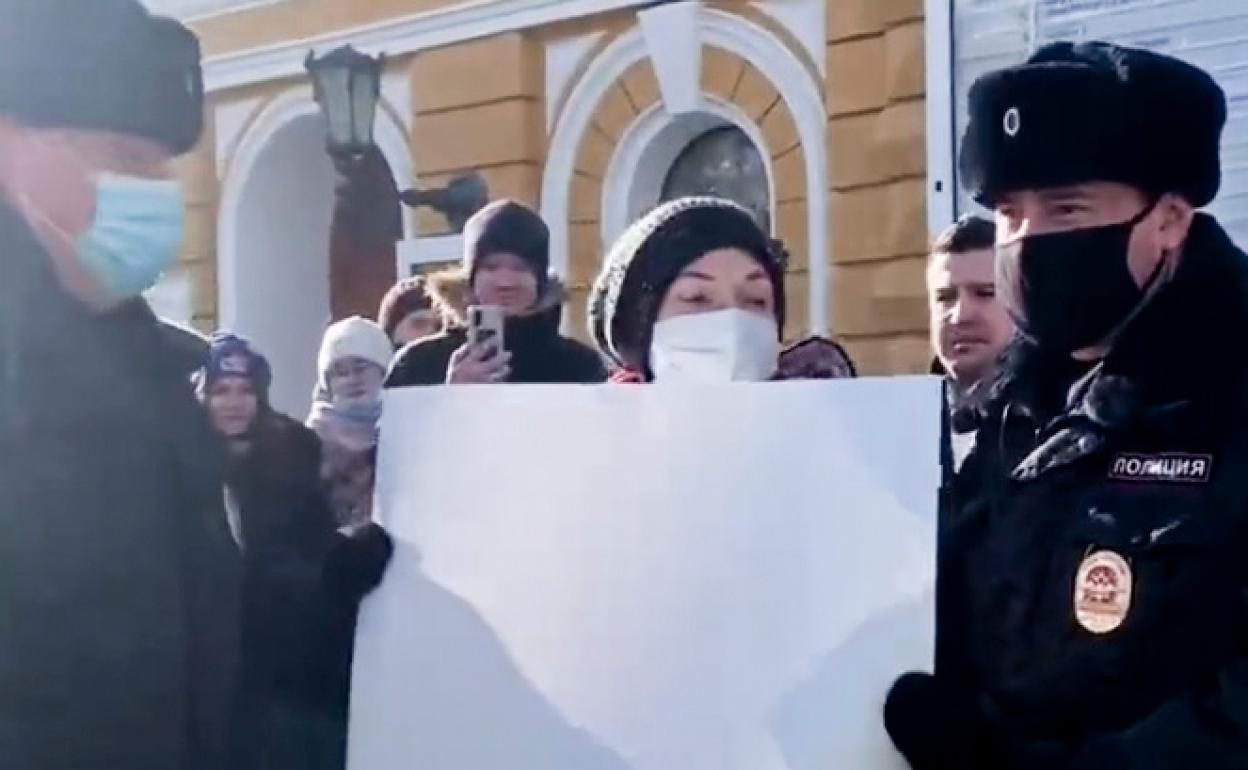 Detenidos en Rusia por mostrar folios en blanco