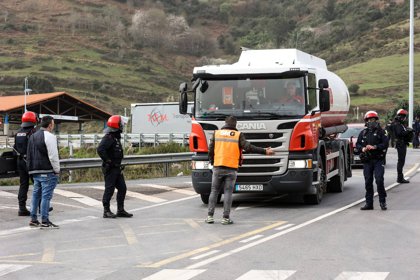 Fotos: Segundo día de piquetes por la huelga de transporte en el Puerto de Bilbao