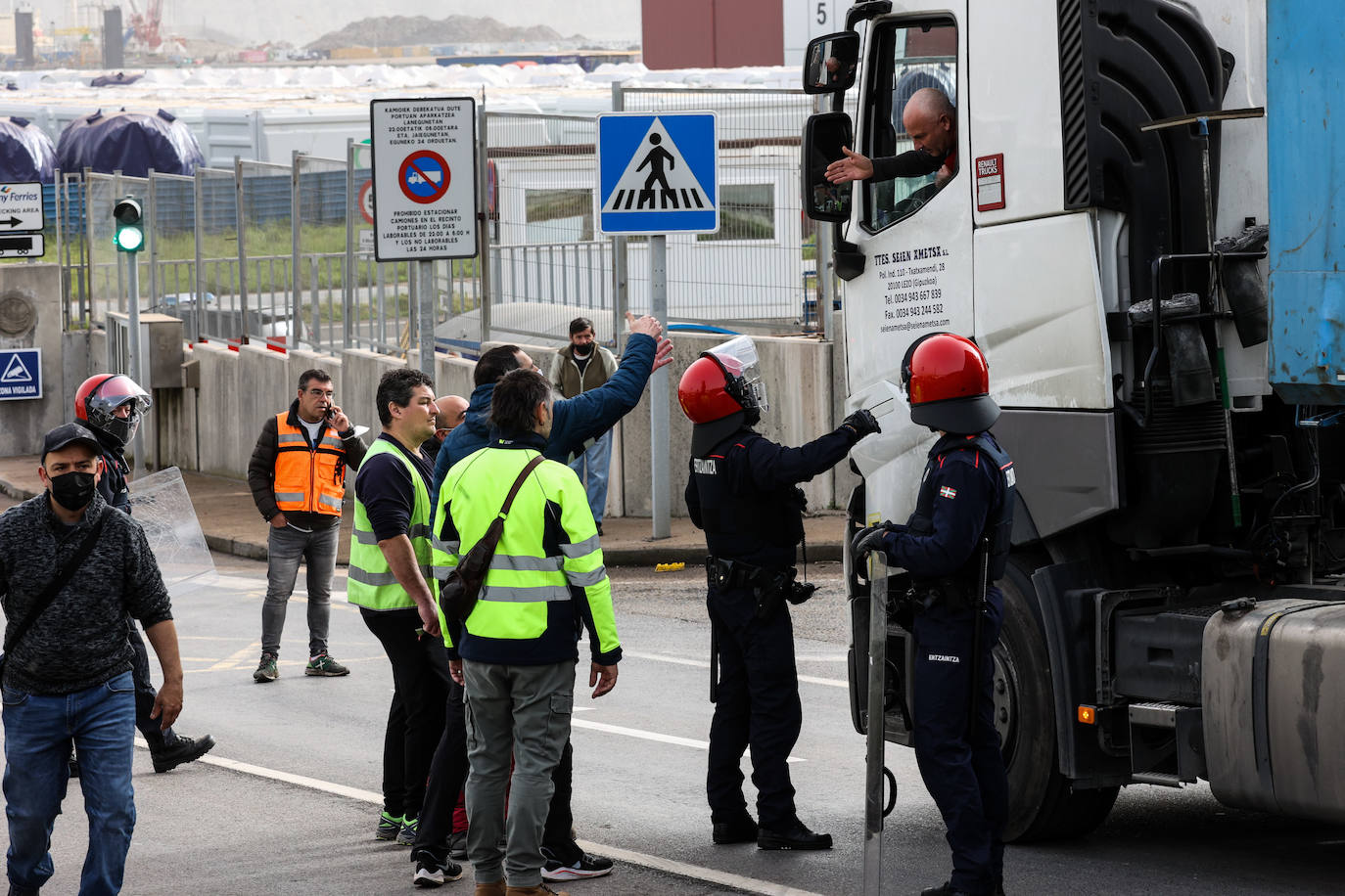 Fotos: Segundo día de piquetes por la huelga de transporte en el Puerto de Bilbao