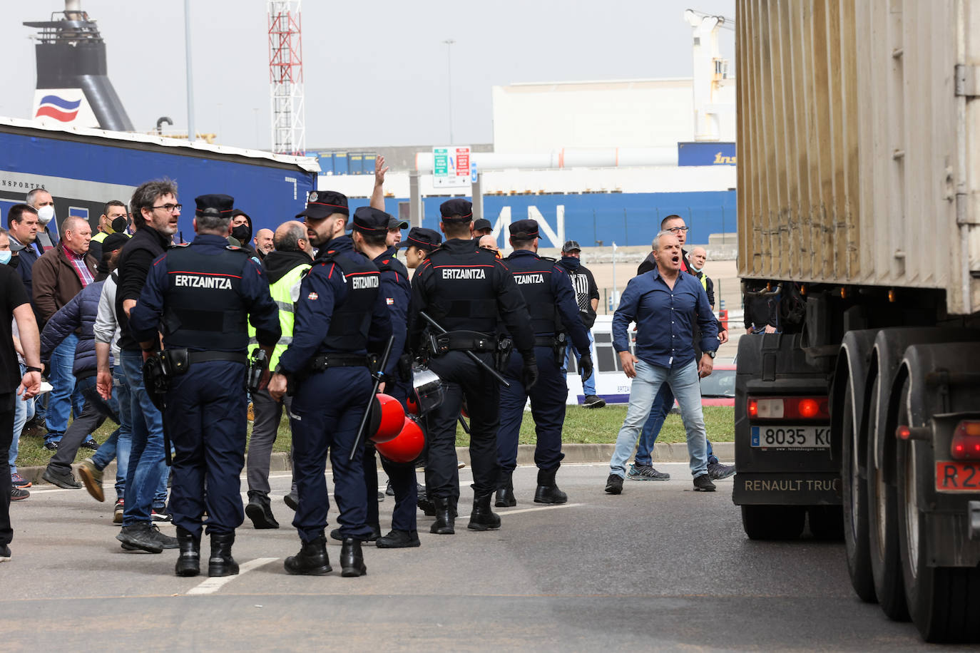 Fotos: Segundo día de piquetes por la huelga de transporte en el Puerto de Bilbao