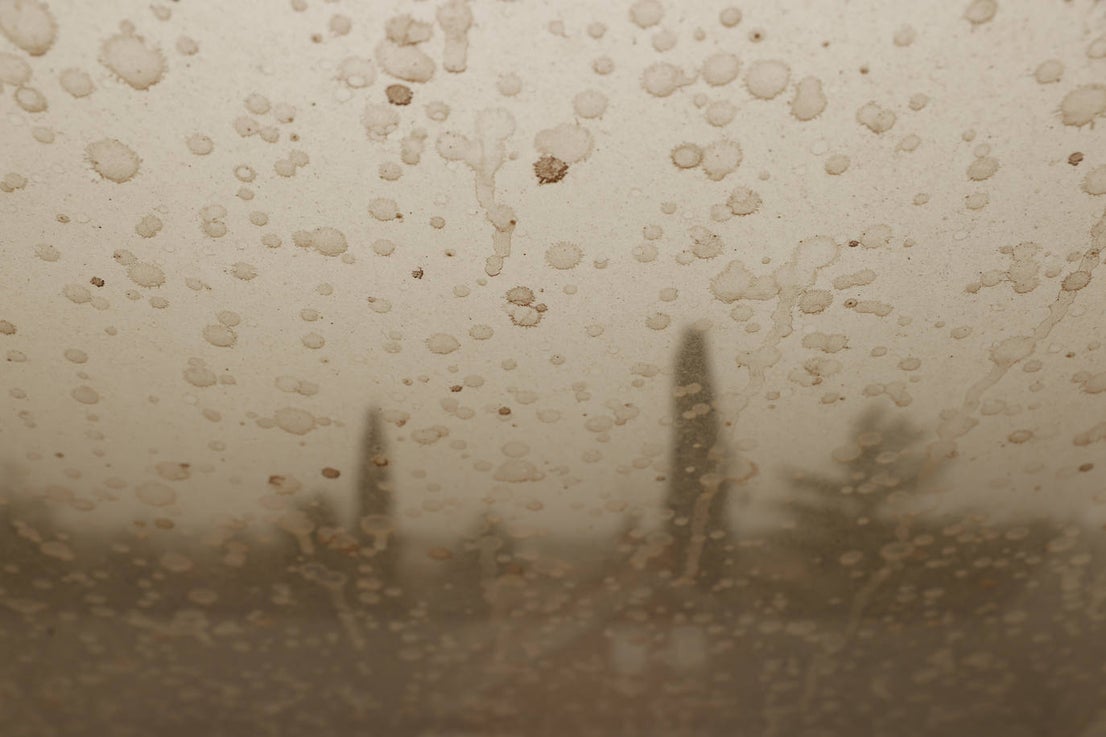 Polvo sahariano visto desde el interior de un coche en Boadilla del Monte (Madrid).