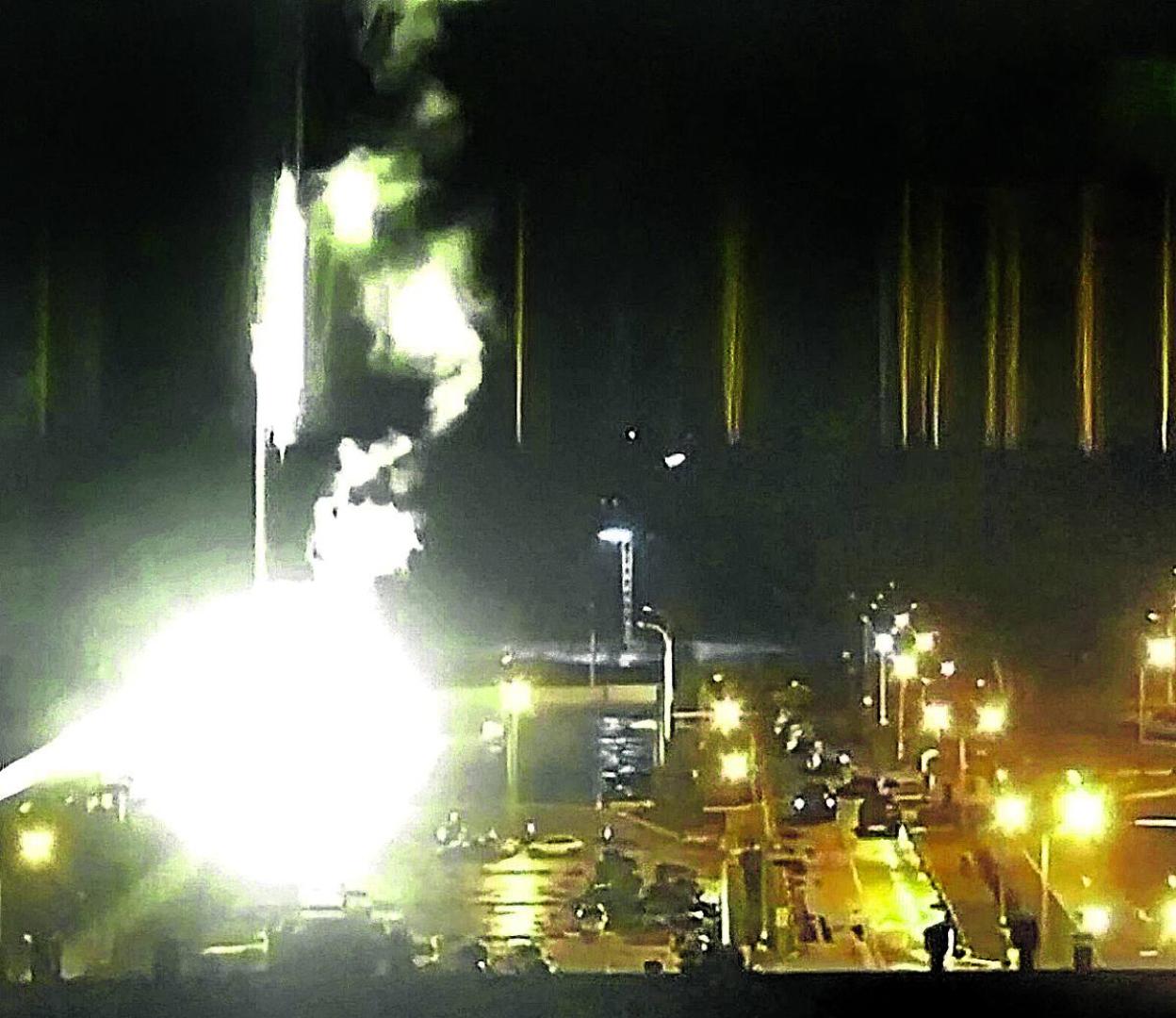 Ataque del Ejército ruso contra la central nuclear de Zaporiyia, en Ucrania, hace más de una semana. 