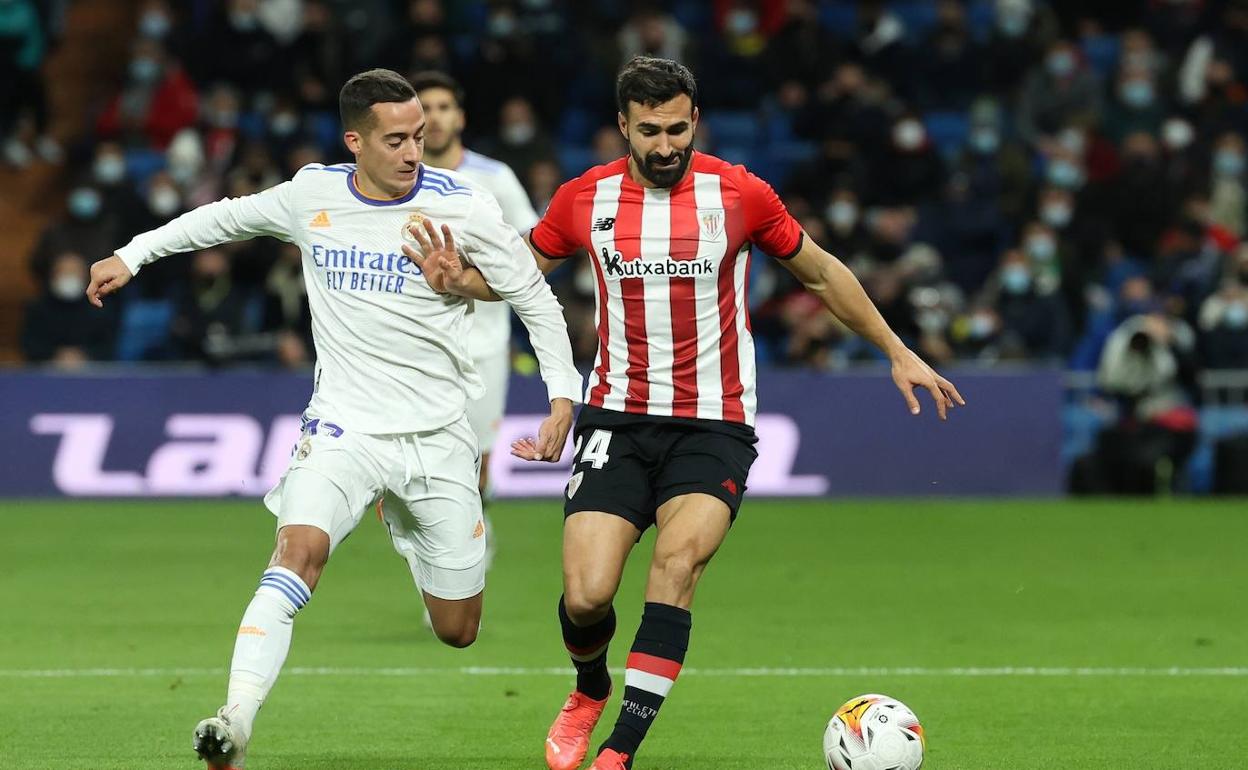 Mikel Balenziaga pugna por un balón con el madridista Lucas Vázquez. 