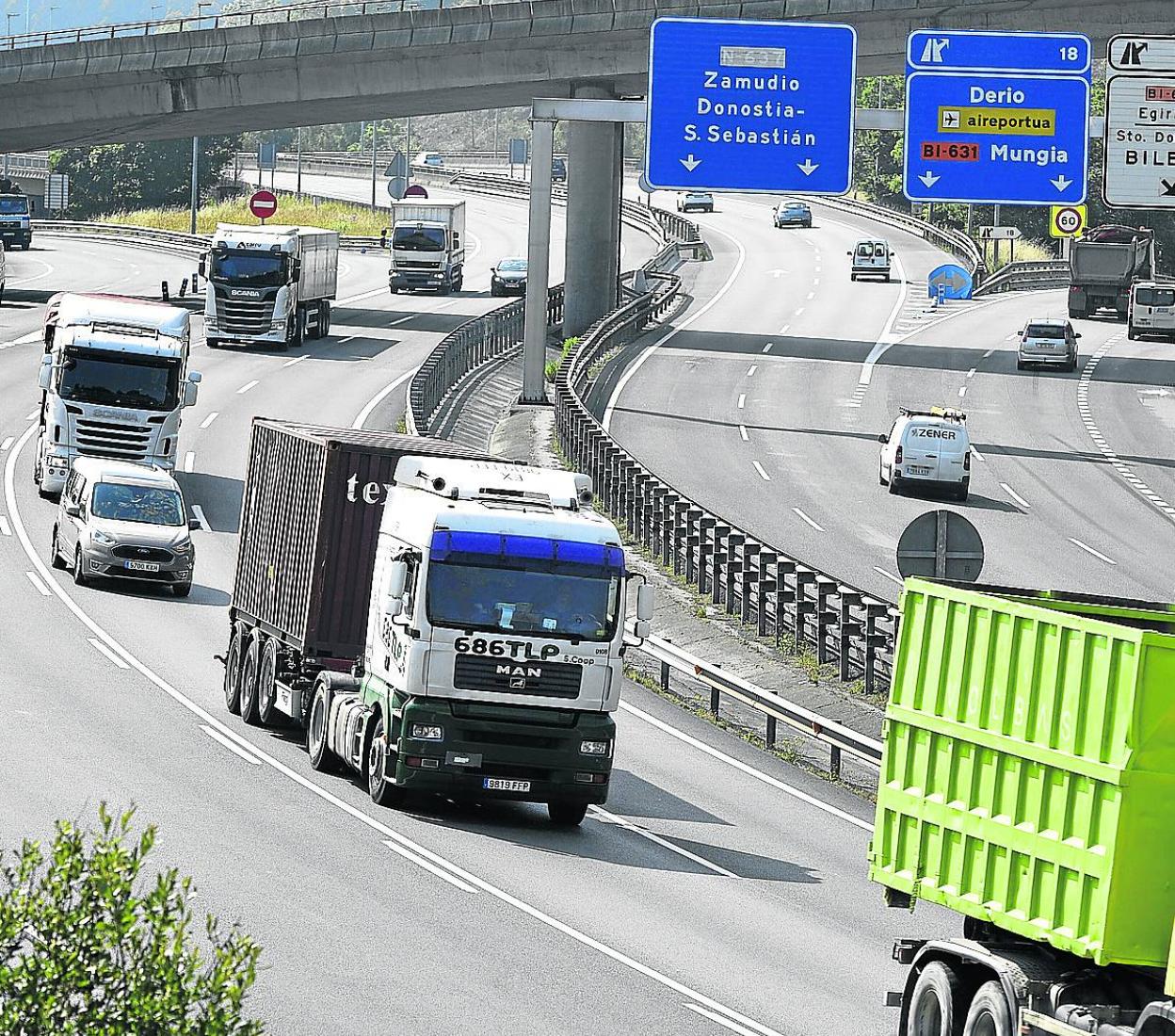 Unos 80.000 vehículos pesados circulan al año por las carreteras vizcaínas. 