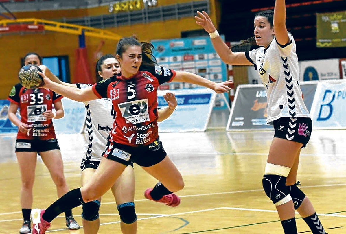 La capitana Esti Velasco defiende un balón en uno de los últimos partidos. 