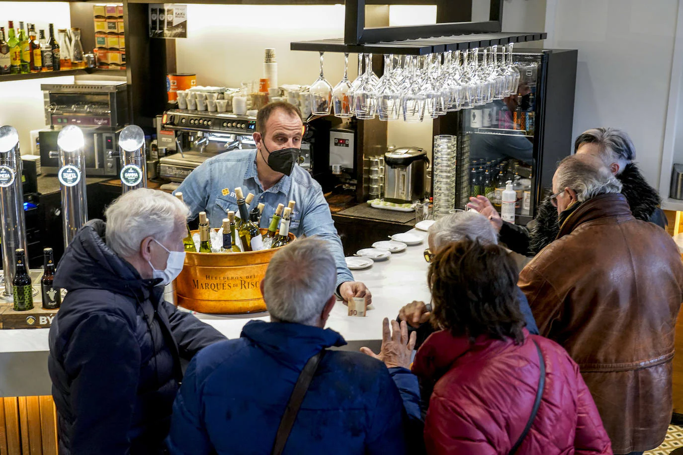 El Tribunal Superior anula el decreto de Urkullu que prohibió el consumo en  el interior de bares y restaurantes | El Correo