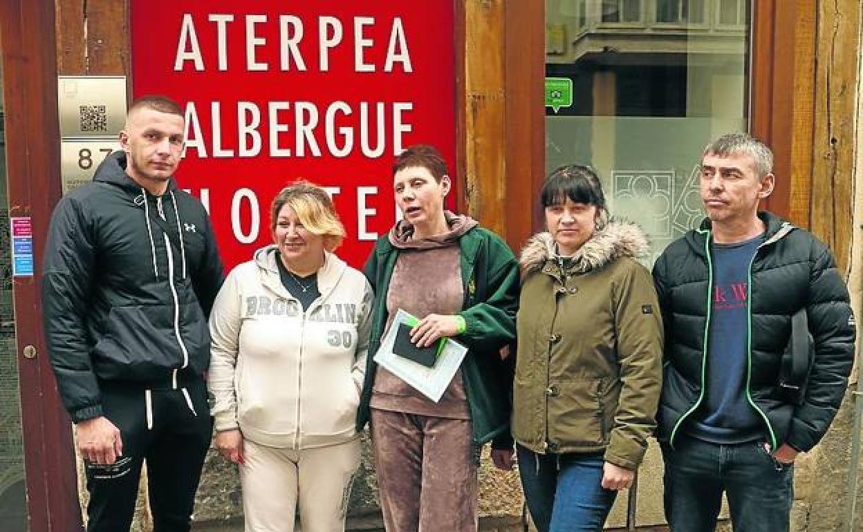 Andrey Ivaskyuk, a la izquierda, junto a parte de los refugiados. 