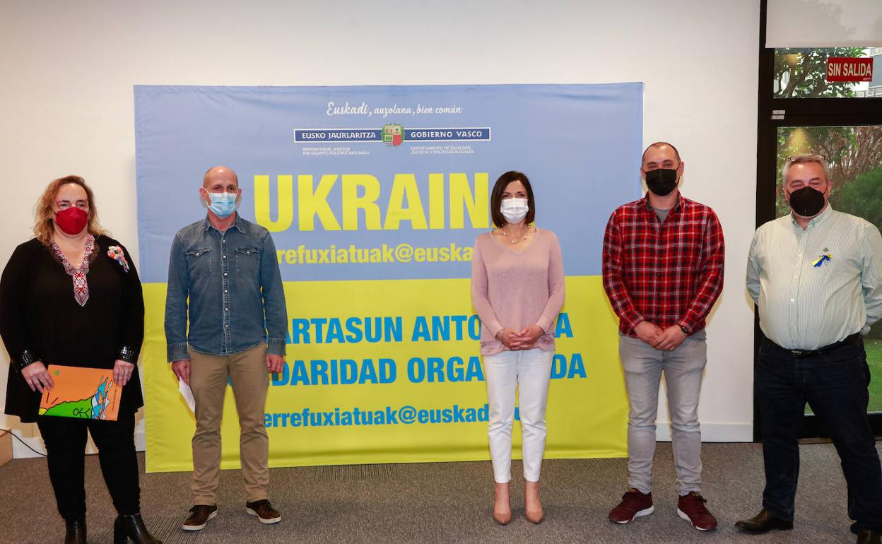 Beatriz Artolazabal con representantes de asociaciones dedicadas a la acogida de niños de Chernóbil en Euskadi. 