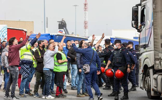 El bloqueo en el Puerto de Bilbao amenaza a la industria y los arrantzales paran hasta el lunes 