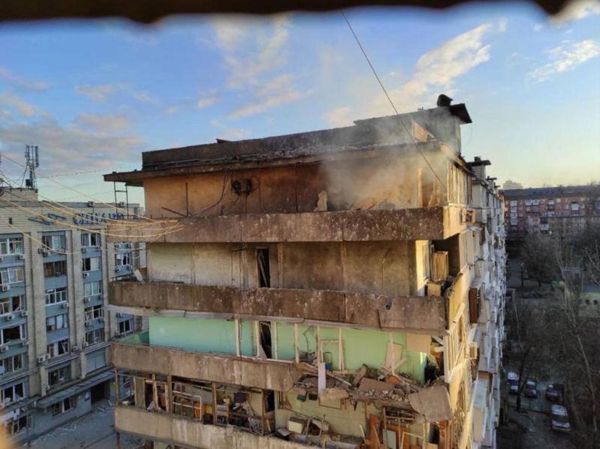 Un edificio dañado en Kiev tras ser alcanzado por un bombardeo.