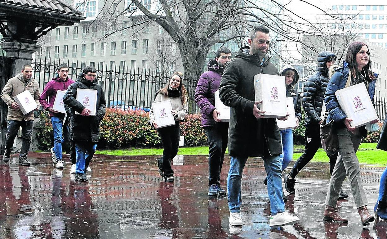 Miembros de la plataforma 'San Mamés Orroa' presentan firmas en Ibaigane para llevar el proyecto de la grada de animación a una nueva asamblea. 