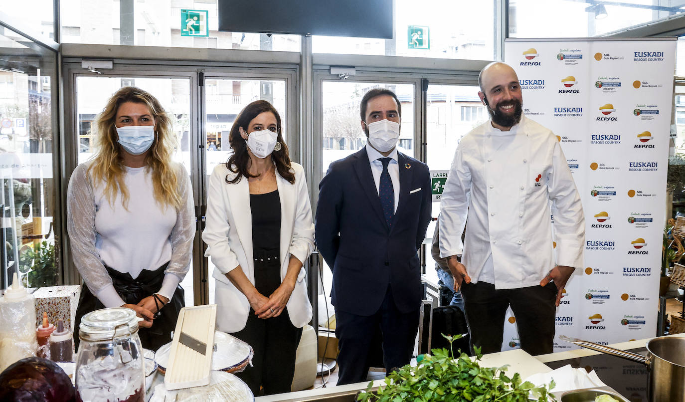 Fotos: El chef Edorta Lamo cocina sus recetas en la plaza de Abastos de Vitoria