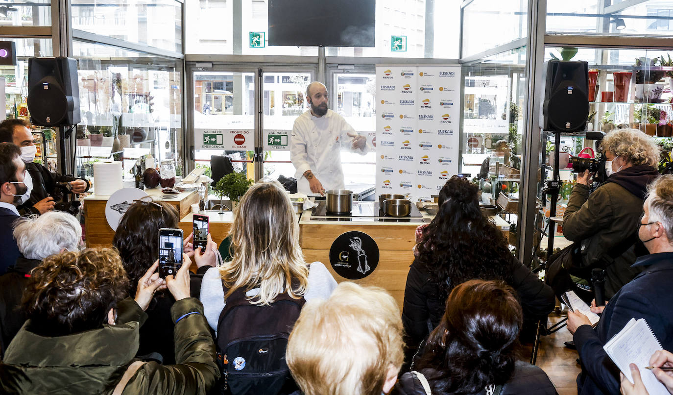 Fotos: El chef Edorta Lamo cocina sus recetas en la plaza de Abastos de Vitoria