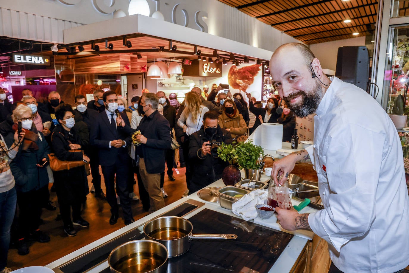 Fotos: El chef Edorta Lamo cocina sus recetas en la plaza de Abastos de Vitoria