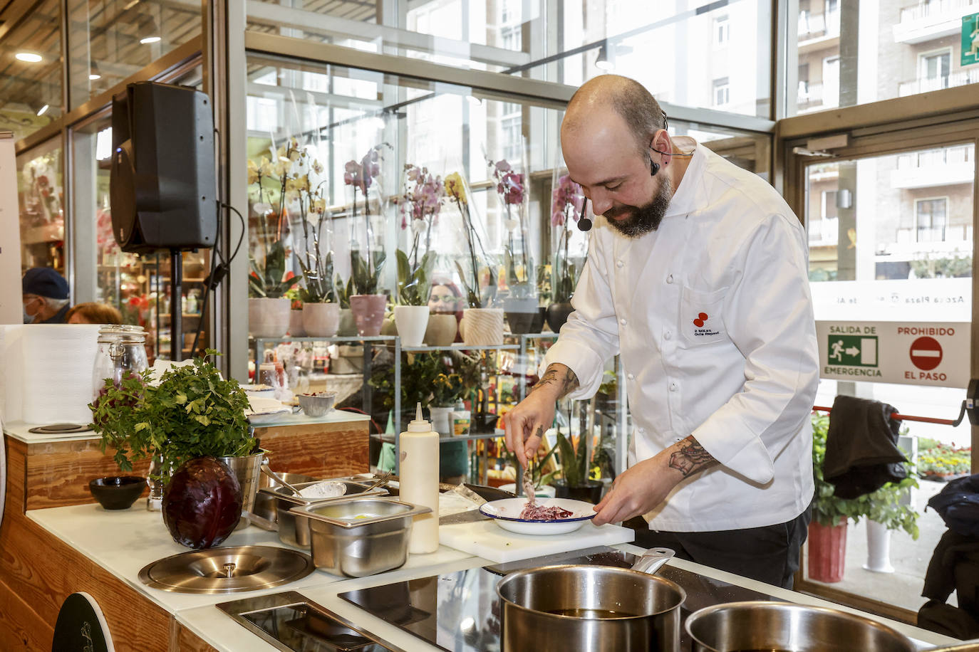 Fotos: El chef Edorta Lamo cocina sus recetas en la plaza de Abastos de Vitoria