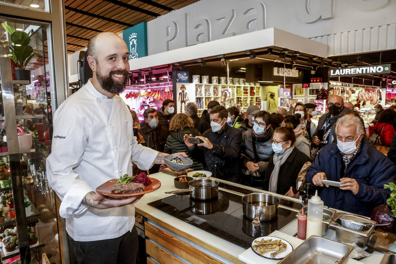 Fotos: El chef Edorta Lamo cocina sus recetas en la plaza de Abastos de Vitoria