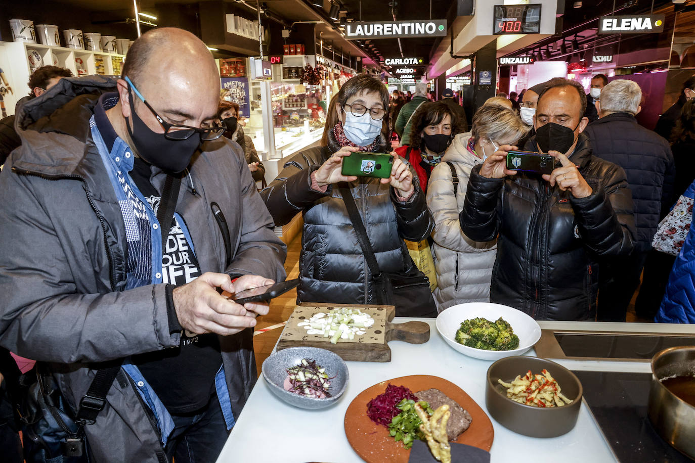Fotos: El chef Edorta Lamo cocina sus recetas en la plaza de Abastos de Vitoria