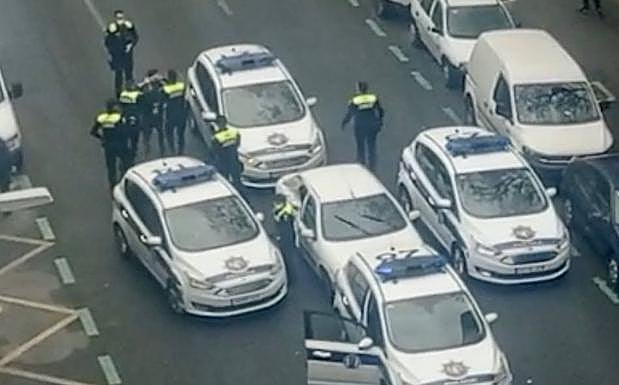 Momento de la detención del joven en la calle Los Herrán de Vitoria. 