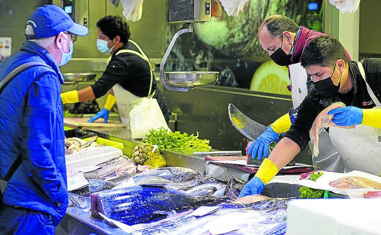 El pescado «menudo», como se conoce en el sector, escasea ya en los mostradores. 