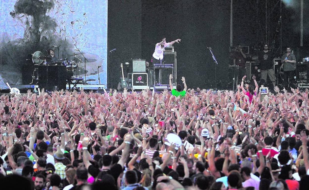 Imagen de un concierto del Bilbao BBK Live en el arranque multitudinario de su edición de 2013. 