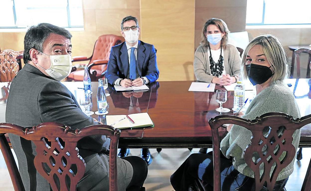 Aitor Esteban e Idoia Sagastizabal durante su reunión, ayer, con Félix Bolaños y Teresa Ribera. 