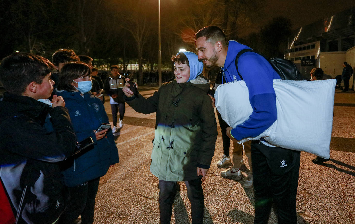 Fotos: Así ha sido el espectacular recibimiento de la afición la noche antes de la &#039;final&#039; ante el Granada