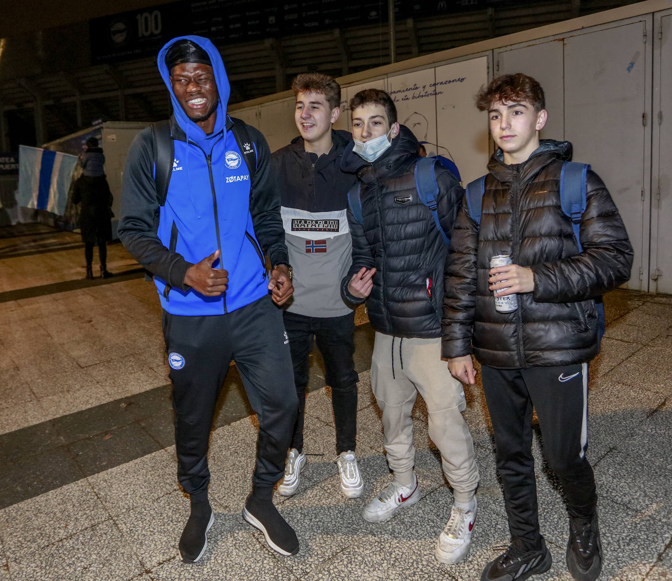 Fotos: Así ha sido el espectacular recibimiento de la afición la noche antes de la &#039;final&#039; ante el Granada