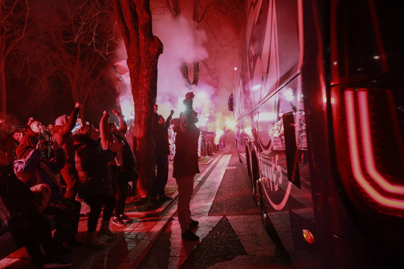 Fotos: Así ha sido el espectacular recibimiento de la afición la noche antes de la &#039;final&#039; ante el Granada