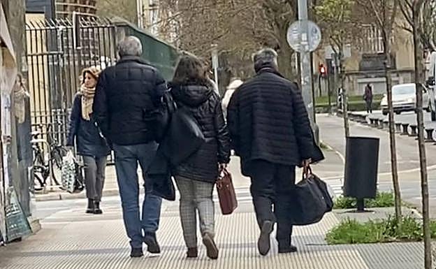 Los dos encausados se dirigen a un parking cercano al Palacio en compañía de la abogada de uno de ellos.