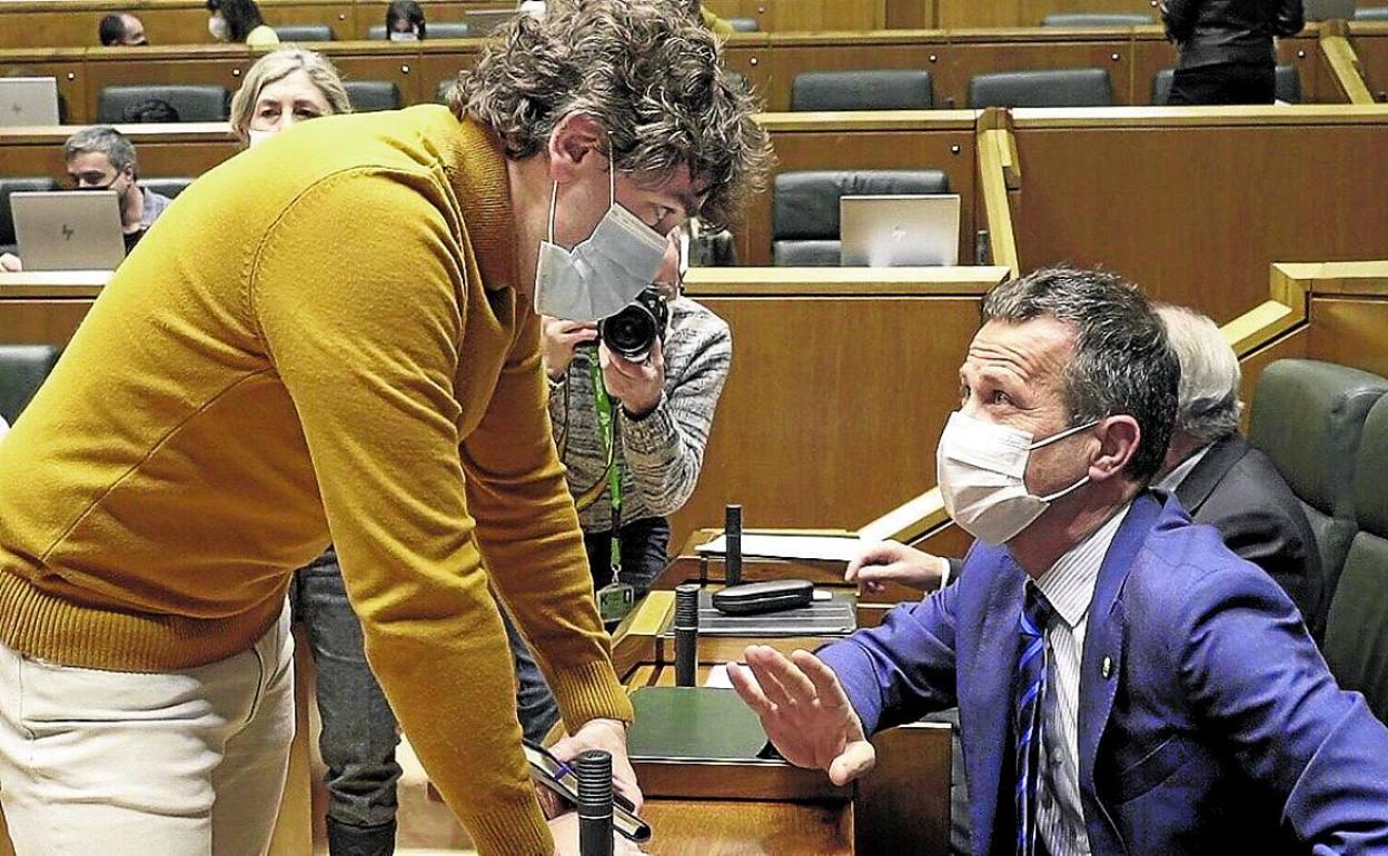 El socialista Eneko Andueza charla con el consejero de Educación, Jokin Bildarratz. 