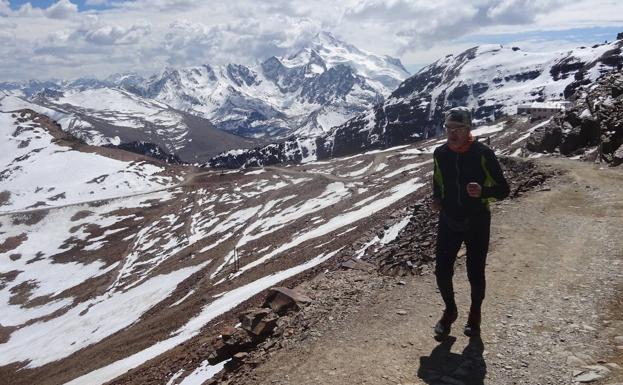 El autor de 'En busca de los puertos míticos', durante una carrera de montaña.