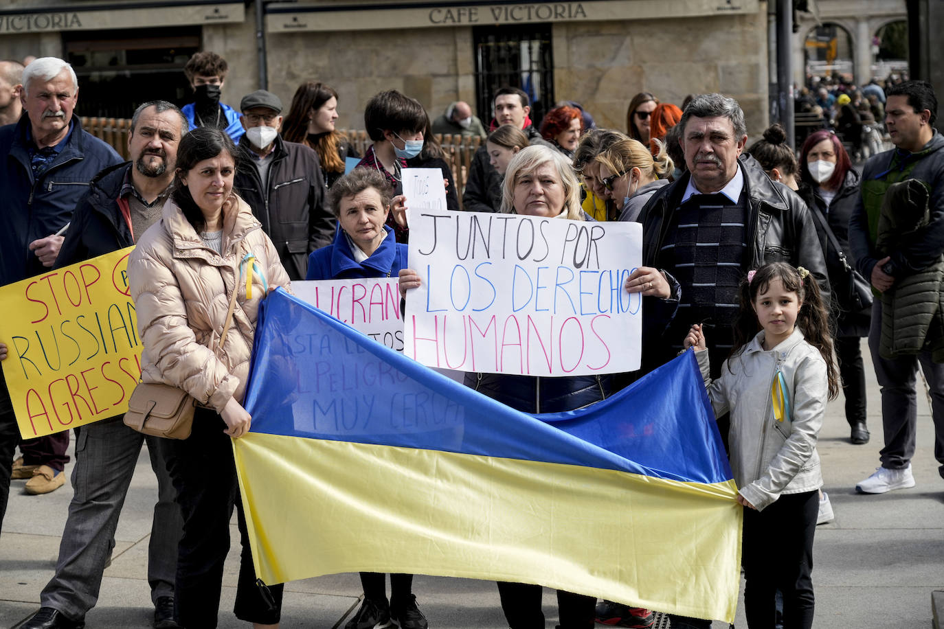 Fotos: Un centenar de personas recorren Vitoria para exigir a Putin que detenga «el genocidio»