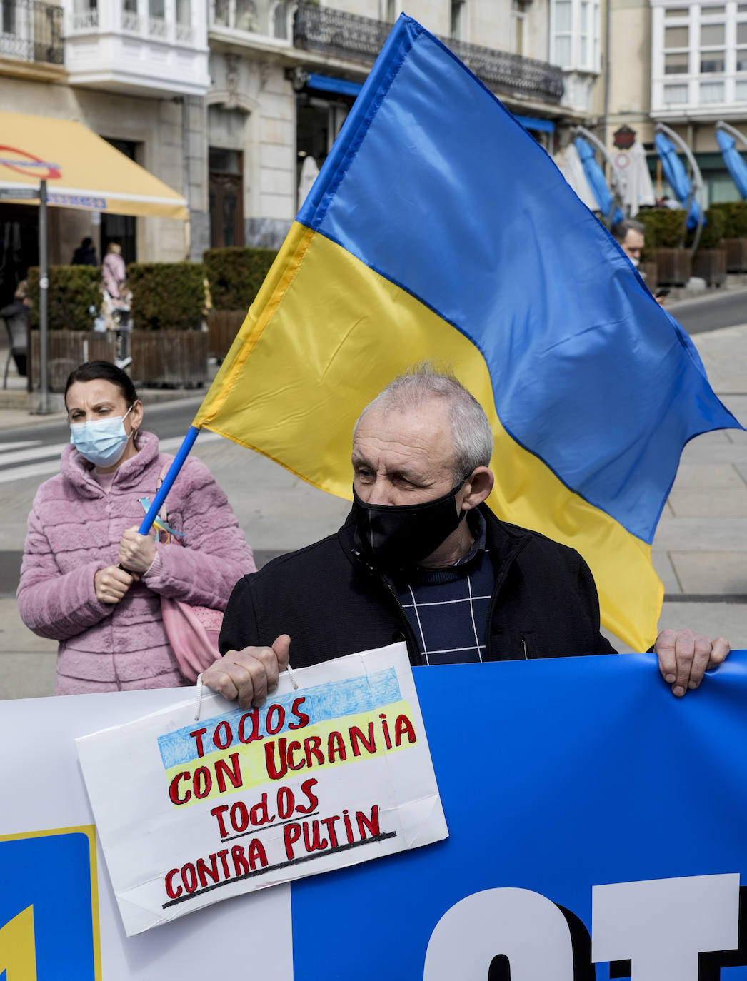 Fotos: Un centenar de personas recorren Vitoria para exigir a Putin que detenga «el genocidio»