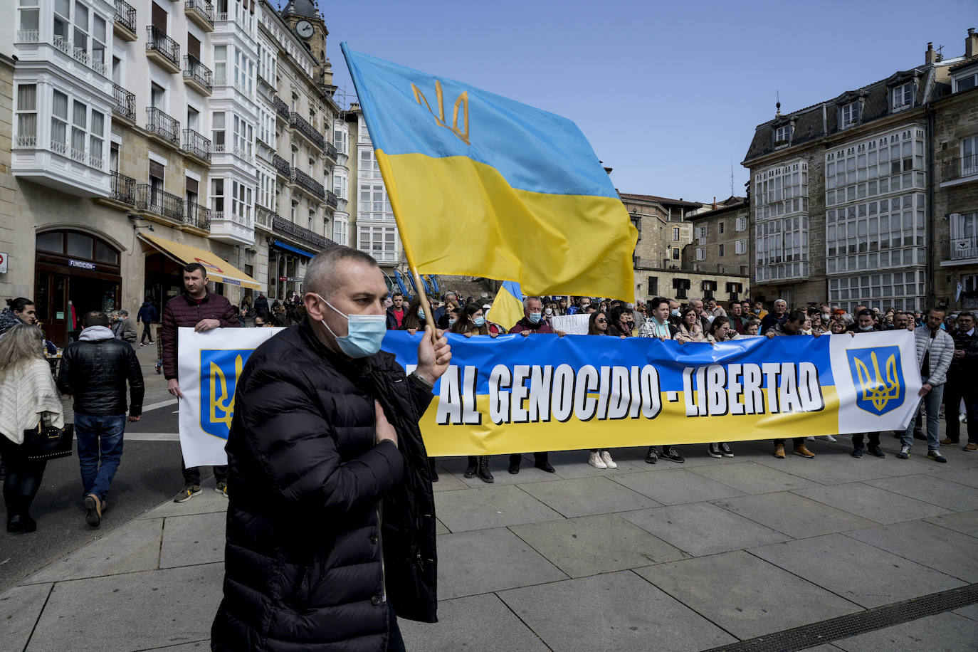 Fotos: Un centenar de personas recorren Vitoria para exigir a Putin que detenga «el genocidio»