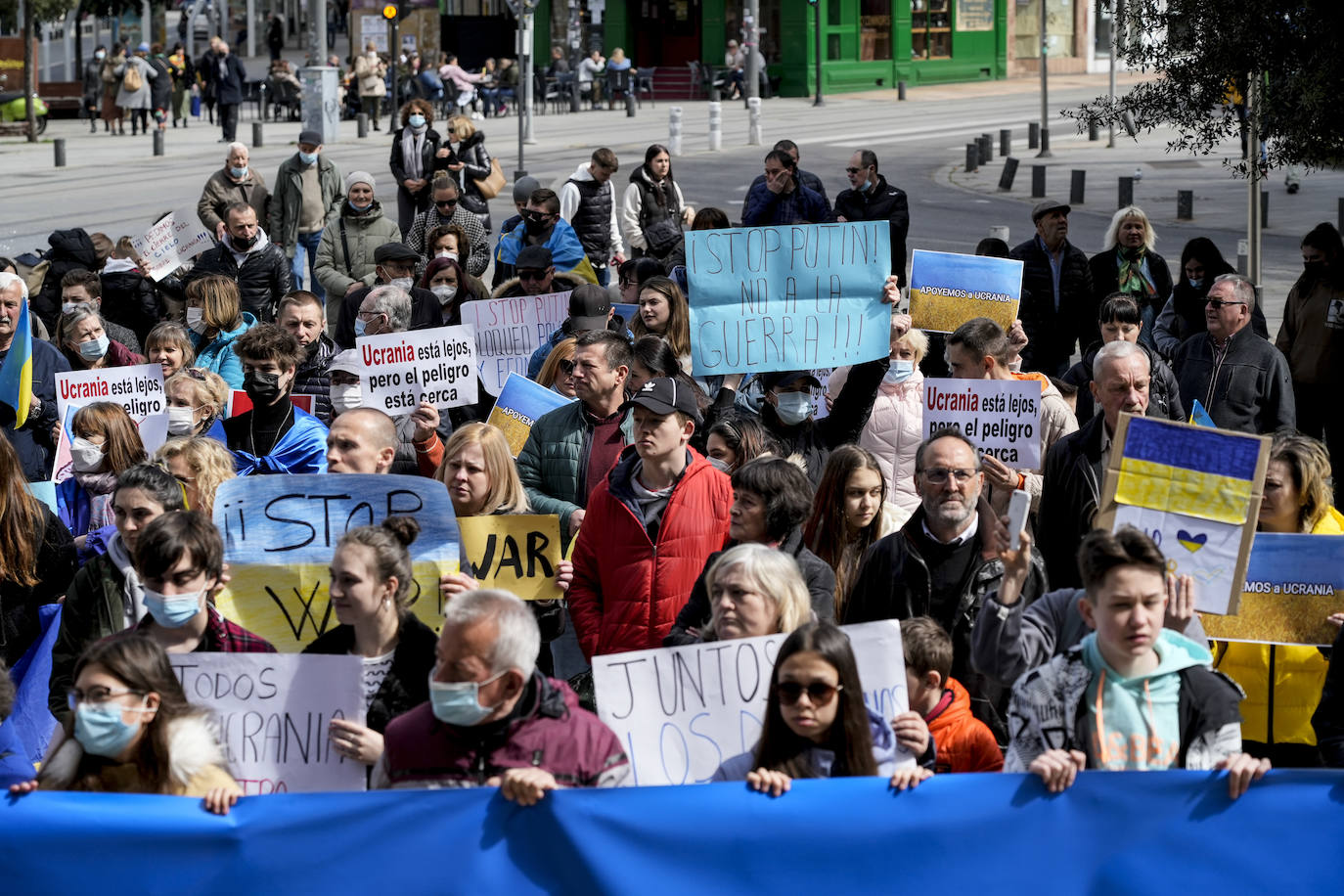 Fotos: Un centenar de personas recorren Vitoria para exigir a Putin que detenga «el genocidio»
