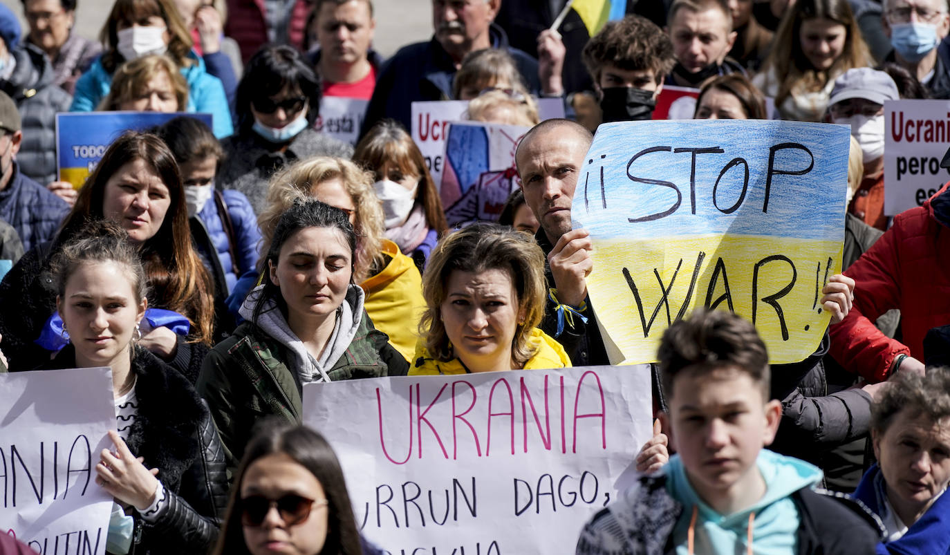 Fotos: Un centenar de personas recorren Vitoria para exigir a Putin que detenga «el genocidio»