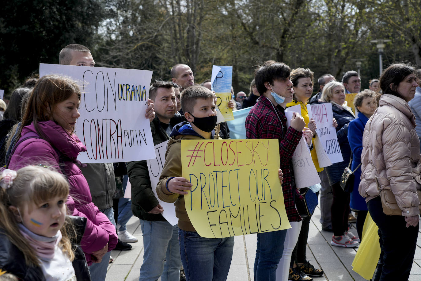 Fotos: Un centenar de personas recorren Vitoria para exigir a Putin que detenga «el genocidio»