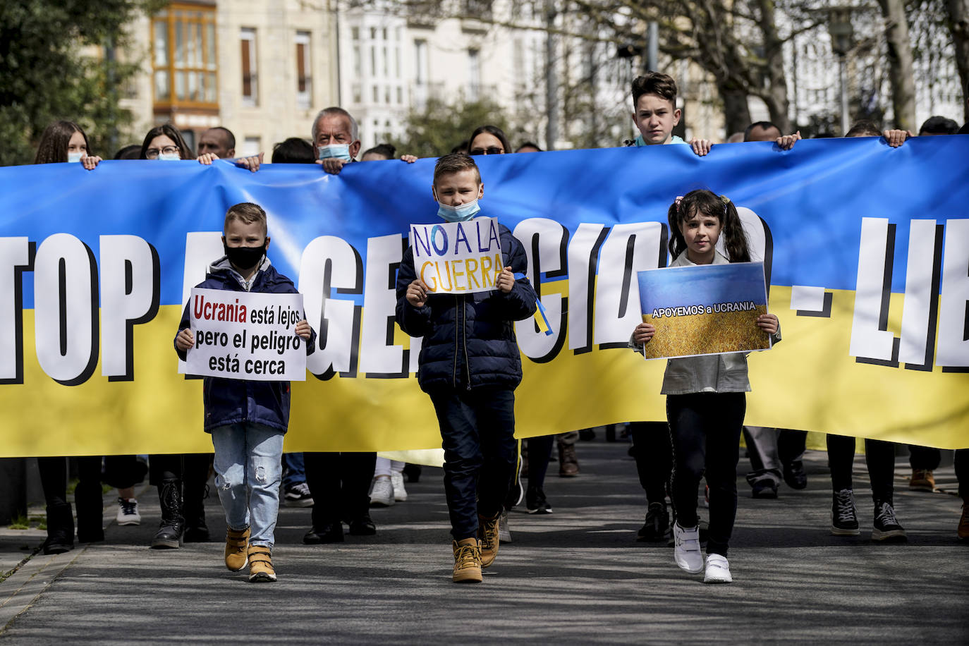 Fotos: Un centenar de personas recorren Vitoria para exigir a Putin que detenga «el genocidio»