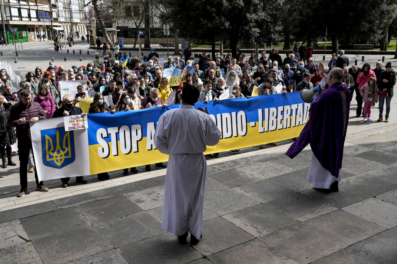 Fotos: Un centenar de personas recorren Vitoria para exigir a Putin que detenga «el genocidio»
